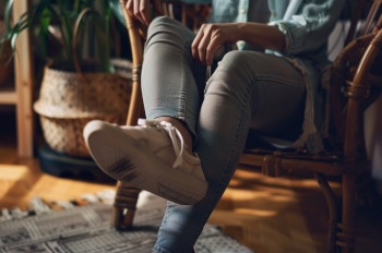 Jakie buty na spuchnięte stopy wybrać? Poradnik zakupowy