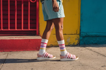 Skarpetki i sandały lub klapki – połączenie idealne czy modowa wpadka?